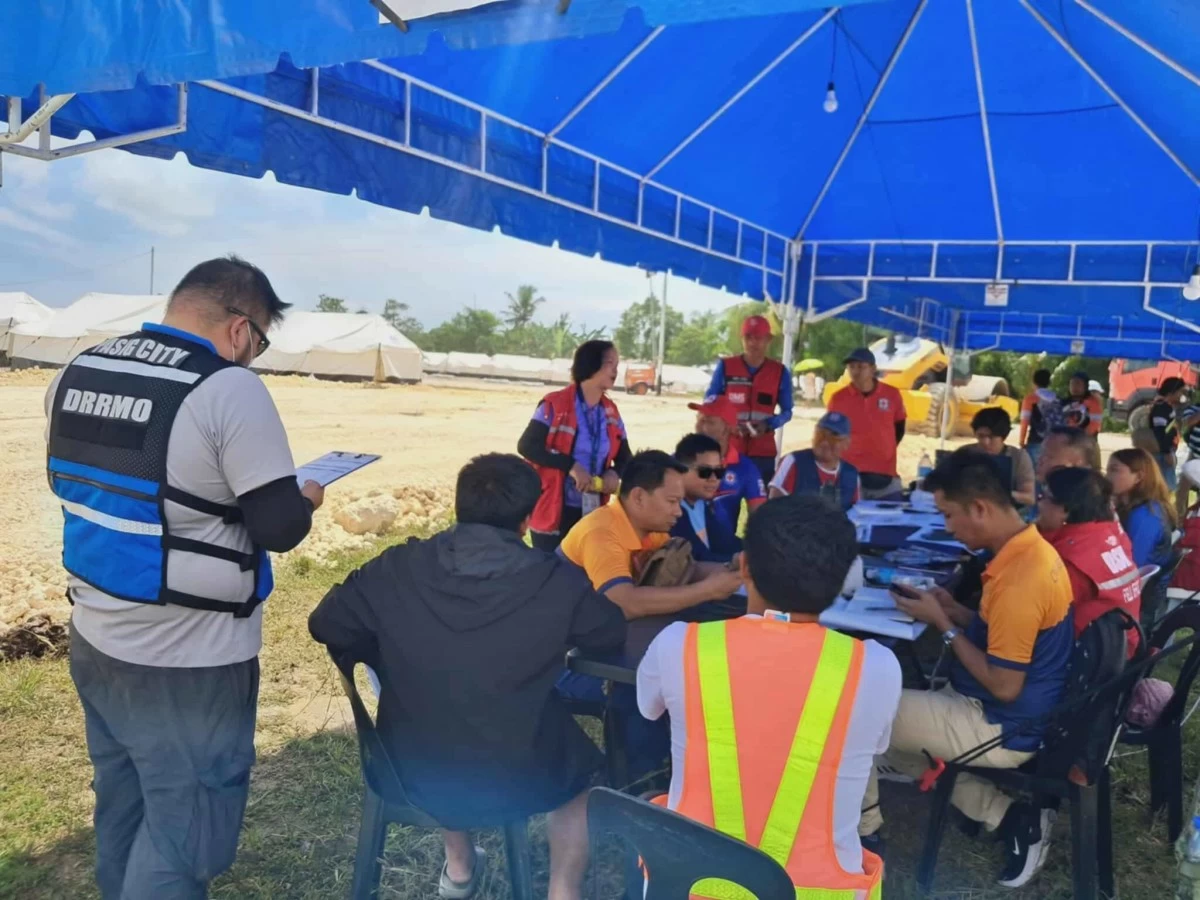 Pasig City officials and personnel during the turnover of P1 million in financial assistance to Bogo City, received by Mayor Maria Cielo Martinez. (Photos from Pasig PIO)