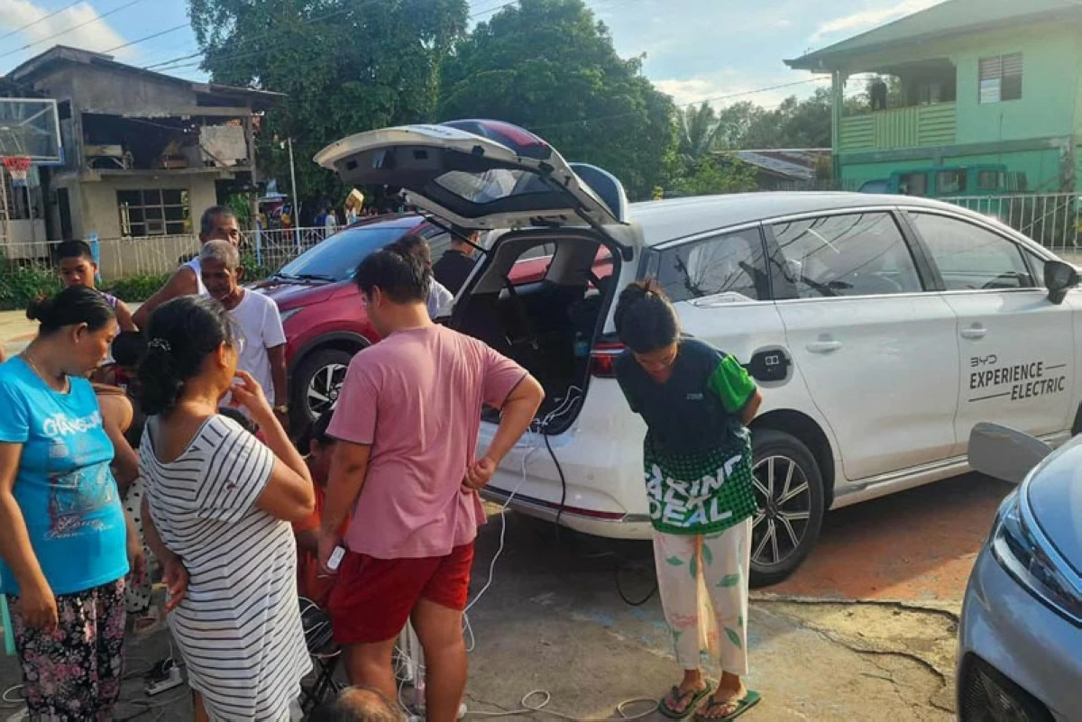 BYD Cars allowed residents in affected communities to charge their phones to contact loved ones through the vehicles' V2L technology.