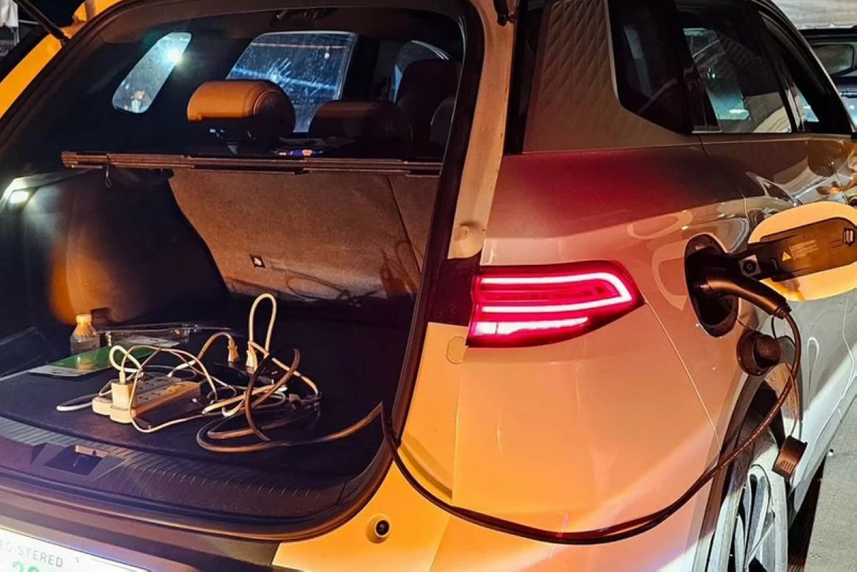 BYD Cars allowed residents in affected communities to charge their phones to contact loved ones through the vehicles' V2L technology.