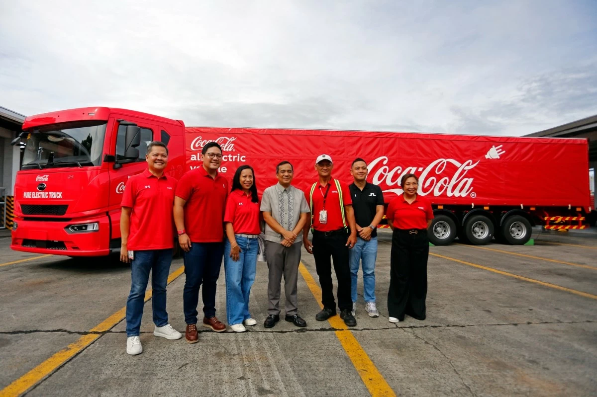 Coca-Cola Europacific Aboitiz Philippines (CCEAP) was joined by Vice Mayor Arnold Arcillas of the City of Sta. Rosa – affirming its solid partnership and shared commitment to sustainability, community development, and environmental stewardship through clean energy initiatives and responsible supply chain practices. From left to right: Sherwin Gonzales, Logistics Director; Chris Pesigan, Commercial Vice President; Winnie Rebancos, Chief Information Officer and Technology Director; Vice Mayor Arnold Arcillas, City of Sta. Rosa; Haulage Service Representative Ricky Distura; Frank Garcia, Supply Chain Vice President; Ann Margaret Santiago, People Vice President. 