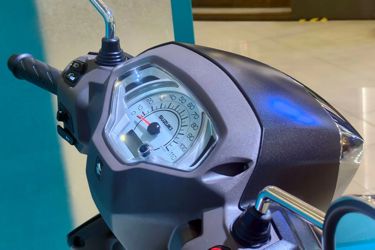 Instrument panel of the Access Standard edition with built-in eco-coaching lamps.