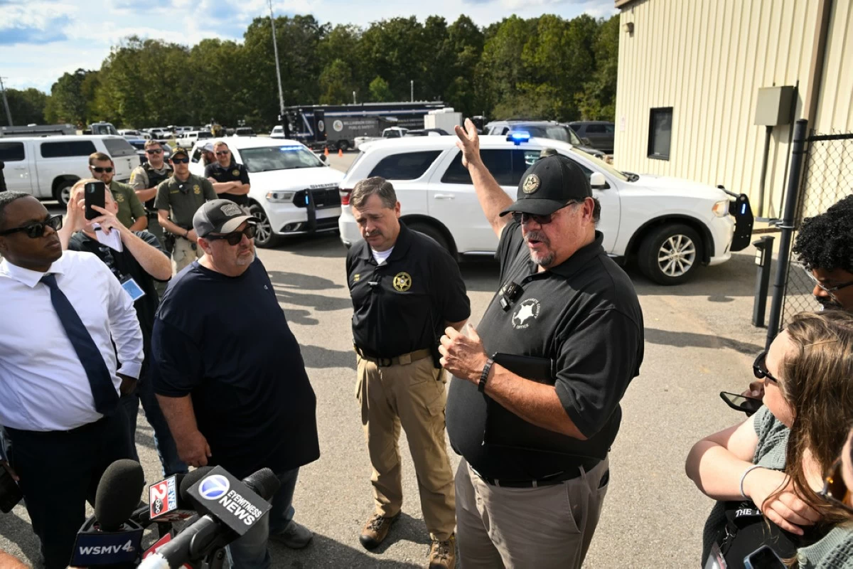 Humphreys County Sheriff Chris Davis, right, stands next to Hickman County Sheriff J. Craft as they address the press during a news conference at Accurate Energetic Systems, an explosives plant, after a blast resulted in multiple fatalities and others missing Friday, Oct. 10, 2025, in Bucksnort, Tenn. (AP Photo/John Amis)