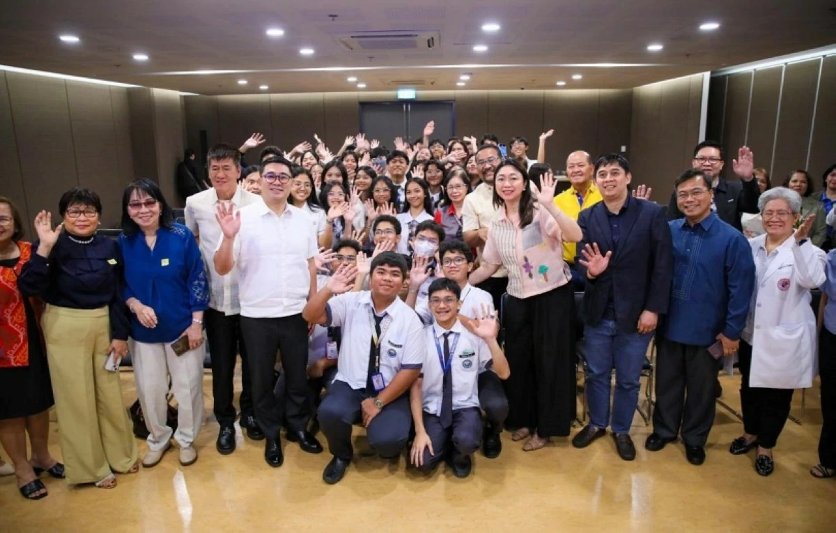 Taguig Mayor Lani Cayetano with city officials and students (Photo from Mayor Cayetano's Facebook account)