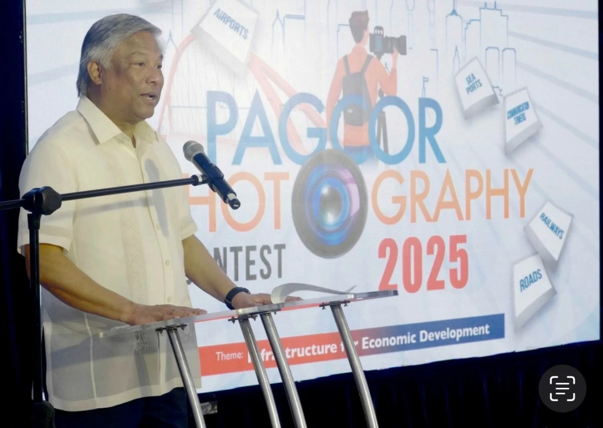PAGCOR Chairman Alejandro Tengco congratulating the PAGCOR Photography Contest 2025 winners.