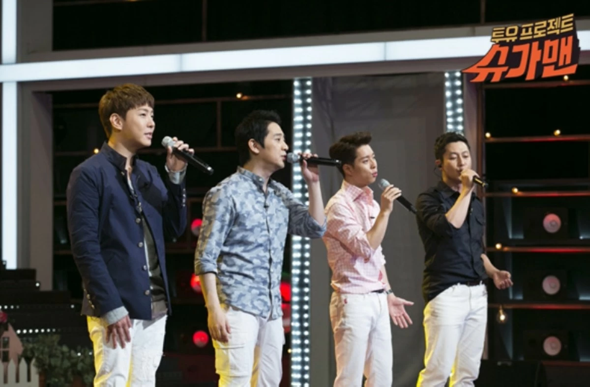 Jang Hae-young (2nd from left) with other F-IV members performing on the show 