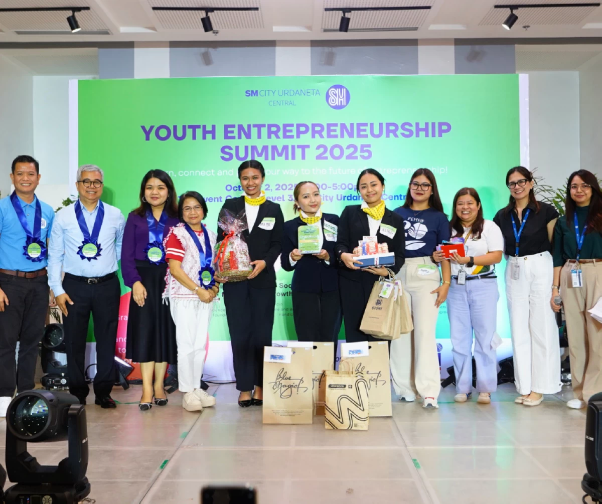 Proud moment for Phinma University of Pangasinan! Grand Champion of Youth Entrepreneurship Summit 2025: [Center] Rachelle A. Castro, Alethea C. Cayago, and Ara Mae O. Monserate with their advisers in the Business Pitch Competition