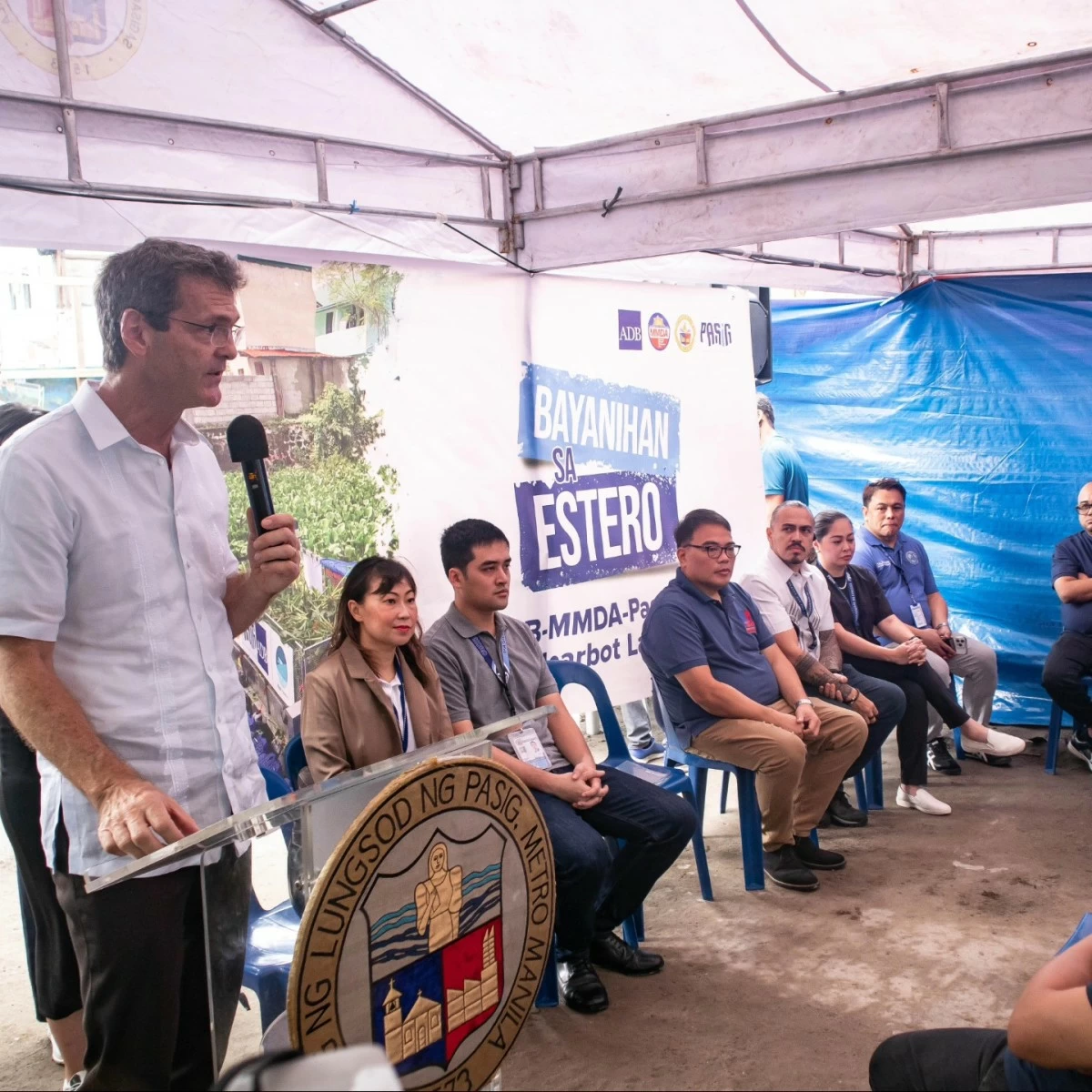 Pasig City Mayor Vico Sotto joins MMDA Chairman Romando Artes (center), ADB Country Director Andrew Jeffries (right of MMDA Chairman), and city officials during the launch of “Clearbot,” a solar-powered and AI-enabled robotic vessel that clears floating waste and water hyacinth from the Pasig River. (Photo from Pasig Councilor Angelu De Leon)