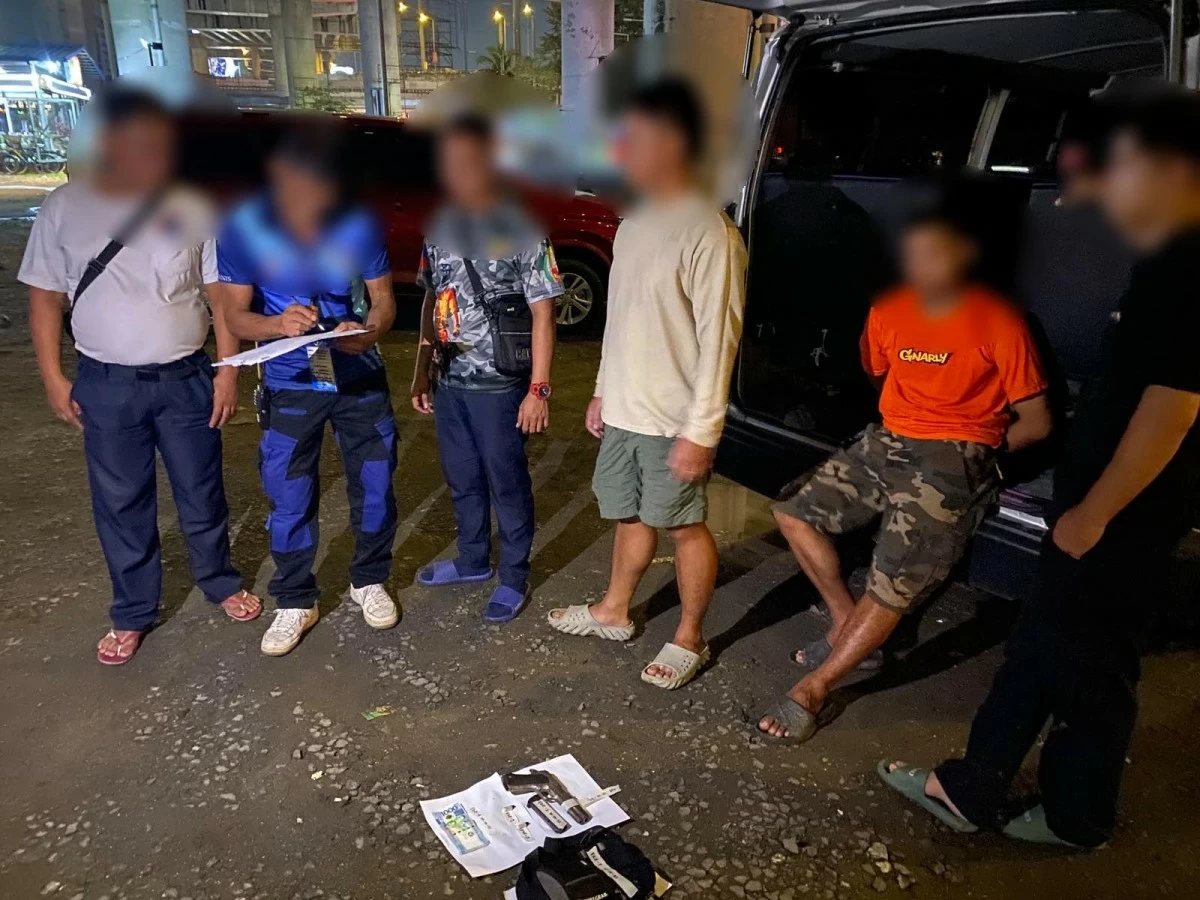 The arrested illegal trader of firearms (seated, 2nd from right). (Photo from SPD)