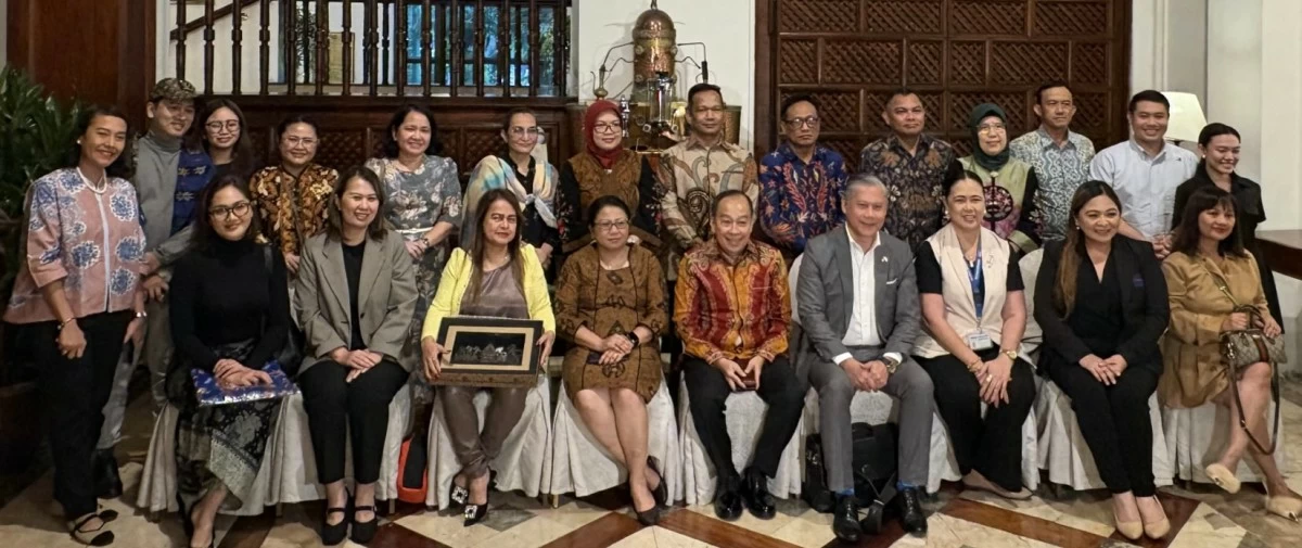 Ambassador Agus Widjojo, joined by embassy officials, poses with members of the media: (seated from left) Aica Dacuno, League Magazine, Michaela Del Callar; GMA Online, Lolly Acosta, DWIZ; Victorina Hesti Dewayani, Deputy Chief of Mission, Indonesian Embassy;  Ambassador Agus Widjojo, Indonesian Embassy ; Michael Alexander Ang, The Manila Times; Badette Cunanan, Manila Bulletin; Bernadette Reyes, GMA Network; Grace Bondad Nicolas, Tag Media Group/Rising Tigers Magazine. 
(Standing from left) Mila Tarigan, first secretary, Indonesian Embassy; Chino Hansel Philyang, Asian TV Heritage Network/Global Asia Insider; Kathleen De Villa, Philippine Daily Inquirer; Nina Yulianti, Education Attache, Indonesian Embassy; Pamela D. Samia, Philippine News Agency; Maebel Guia Acosta, DWIZ; Avi Dewani Sari Harahap, Minister Counsellor, Indonesian Embassy;  Col Meldi, Defense Attache, Indonesian Embassy; Edi Suharto, Minister Counsellor, Indonesian Embassy; Martin Pandapotan, Trade Attache; Adek Triana Yudhaswari, Minister Counsellor, Indonesian Embassy; Toto Kuswantoro, First Secretary, Indonesian Embassy; Bien Manalo, PTV; Angela Ortinero, Tag Media Group/Rising Tigers Magazine