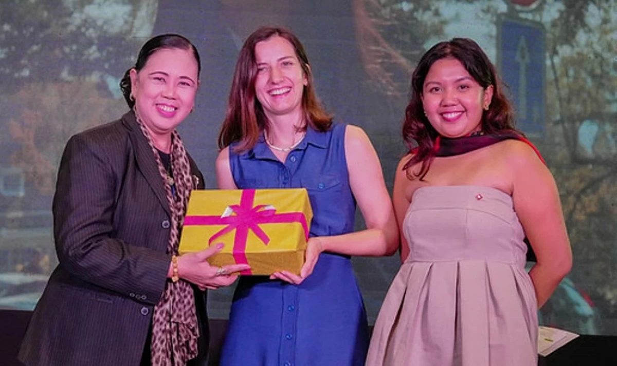 Manila Bulletin’s Badette M. Cunanan receives her raffle prize, presented by Anita Berardi, market manager SEA at Zürich Tourism, and Sofia Santelices, market representative for Switzerland Tourism 