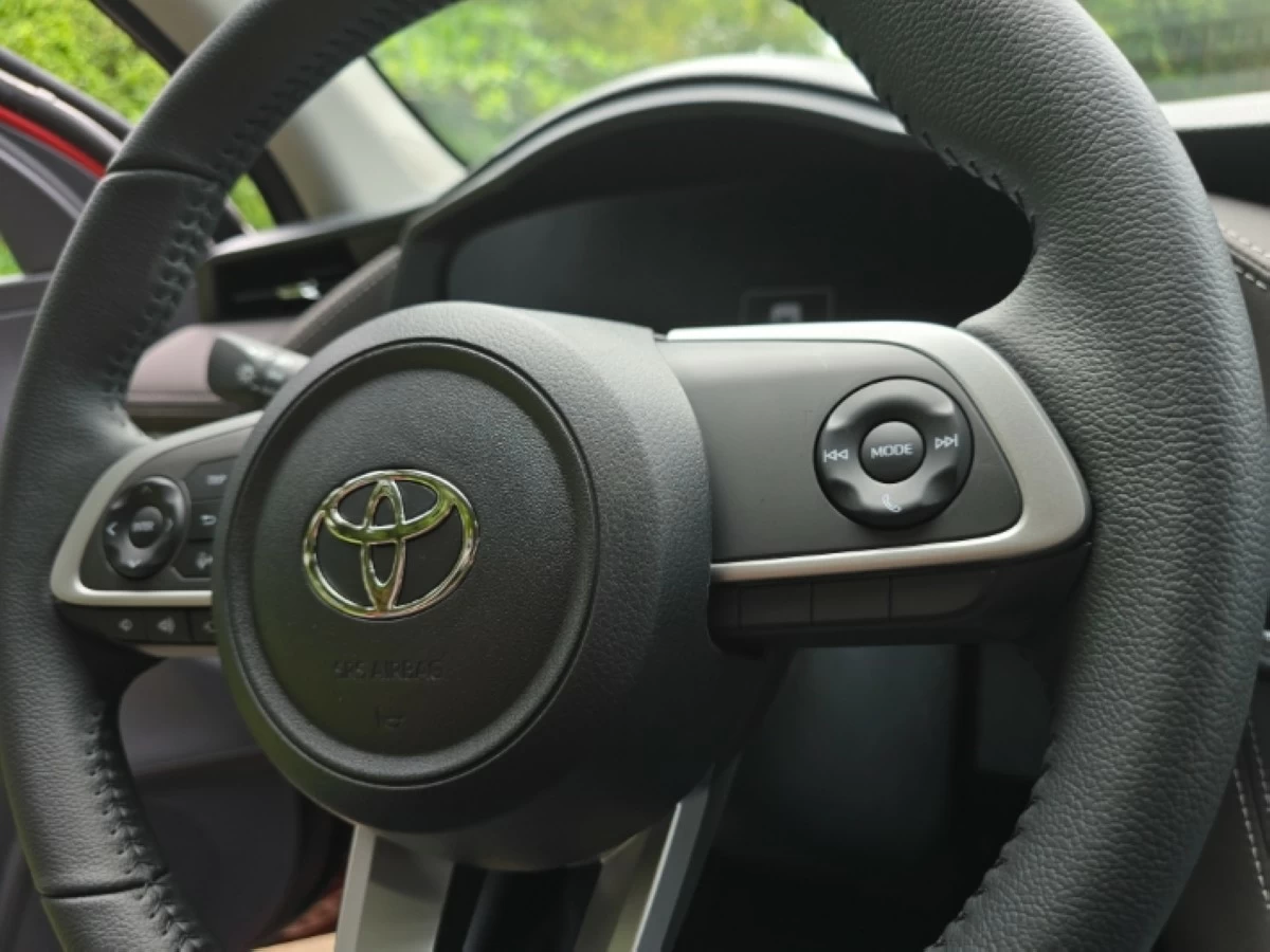 The simpler wheel of the 1.5 G CVT gets audio controls instead of Safety Sense controls found on the HEV variant.