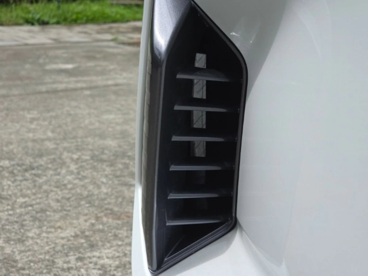 The new ATIV features functional front air ducts for brake cooling