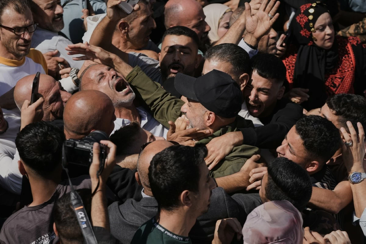 Palestinians celebrate as prisoners are released by Israel under Gaza ceasefire deal