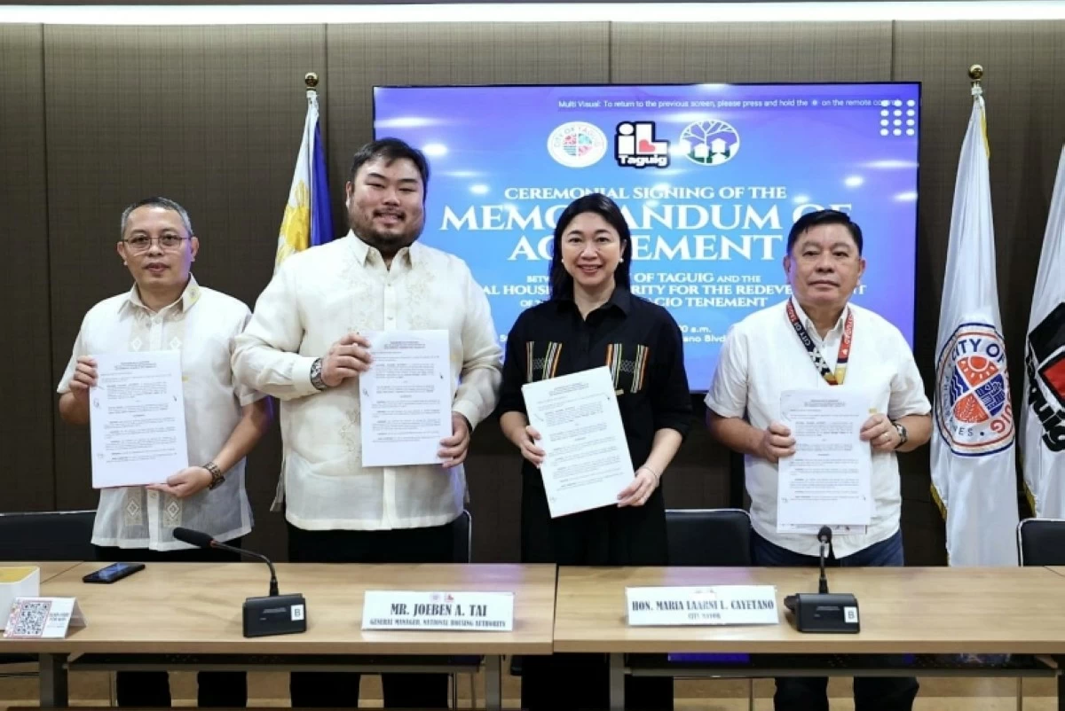 (From left) NHA NCR South Regional Manager Cromwell Teves, NHA General Manager Joeben Tai, Taguig Mayor Lani Cayetano and Generoso Ignacio of the Taguig Local Housing Office during the signing of the agreement (Photo from Mayor Cayetano's Facebook account) 
