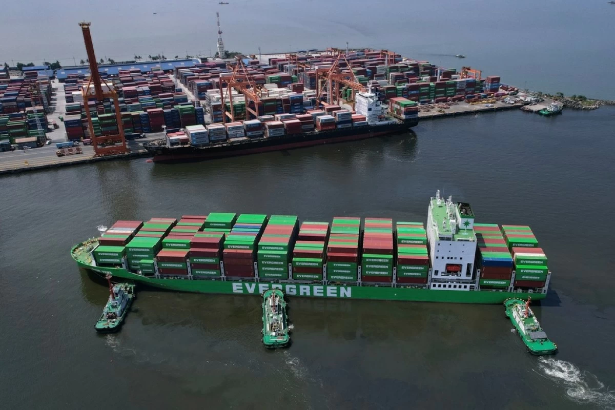 FILE - Tugboats assist a container ship as it prepares to dock at the Manila International Container Terminal at the Philippine capital April 8, 2025. (AP Photo/Aaron Favila, File)