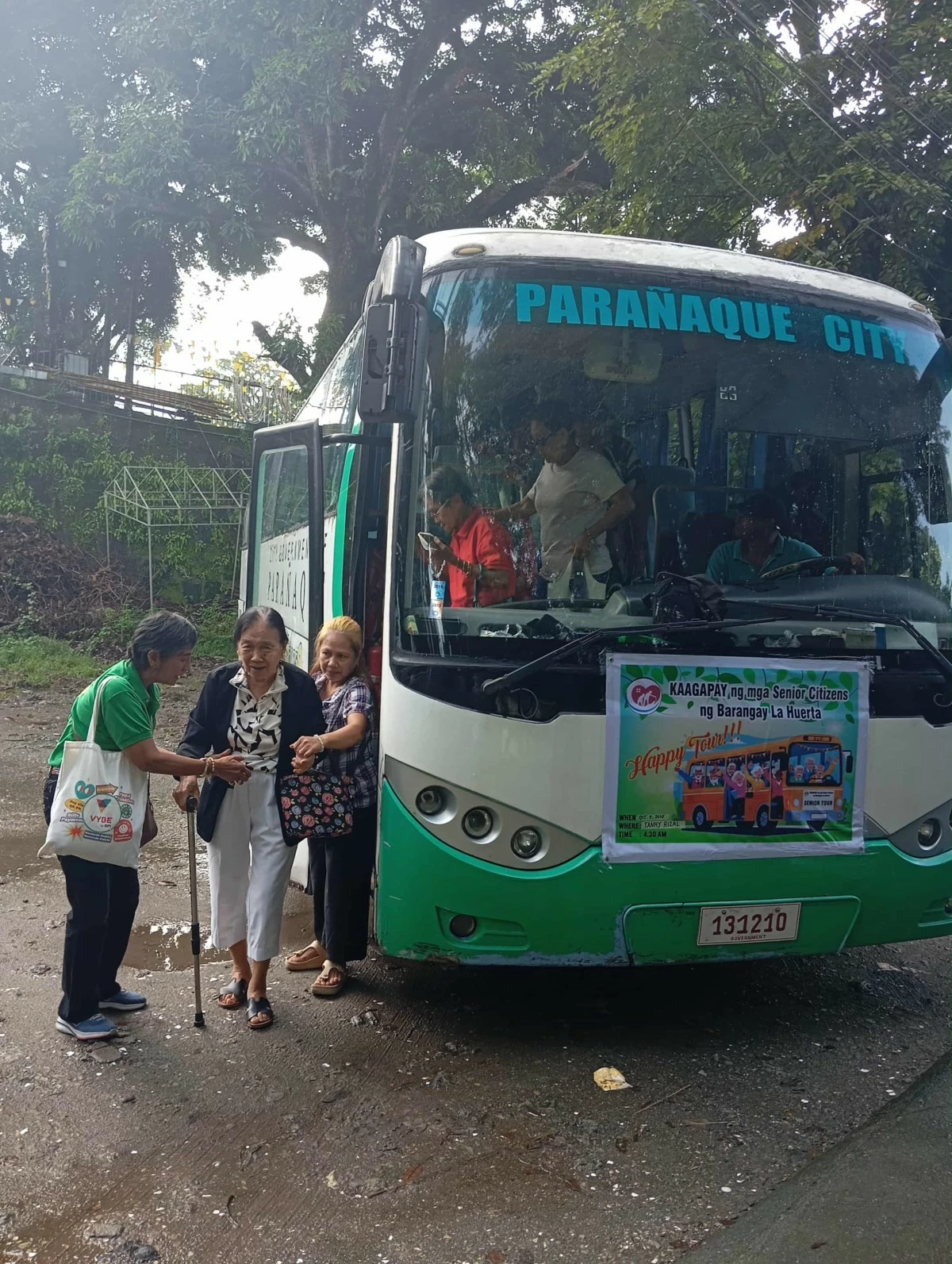 The pilgrims arriving at St. Jerome Parish Church (photo by Nel Andrade)