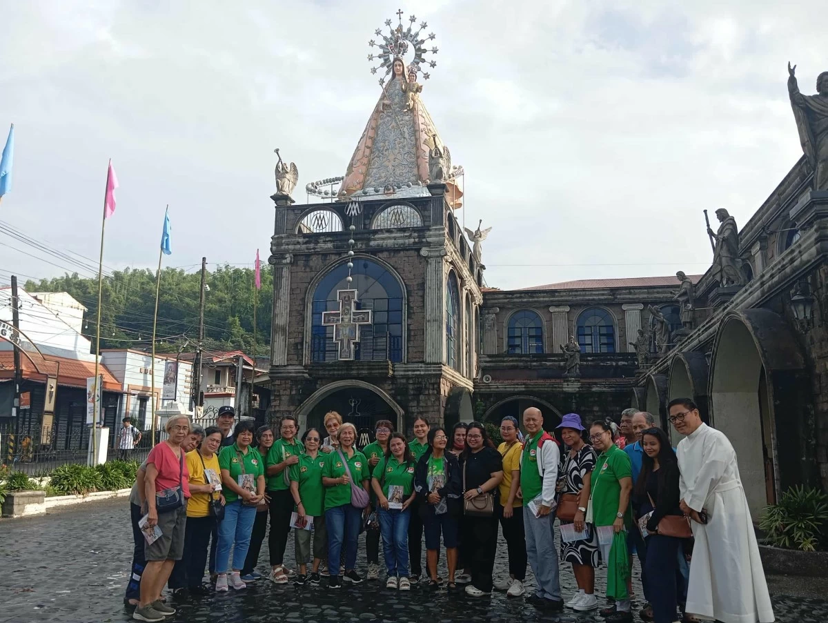 The pilgrims, together with Fr. Reynante Tolentino below the giant statue of the Our Lady of the Holy Rosary (photo by Nel Andrade)