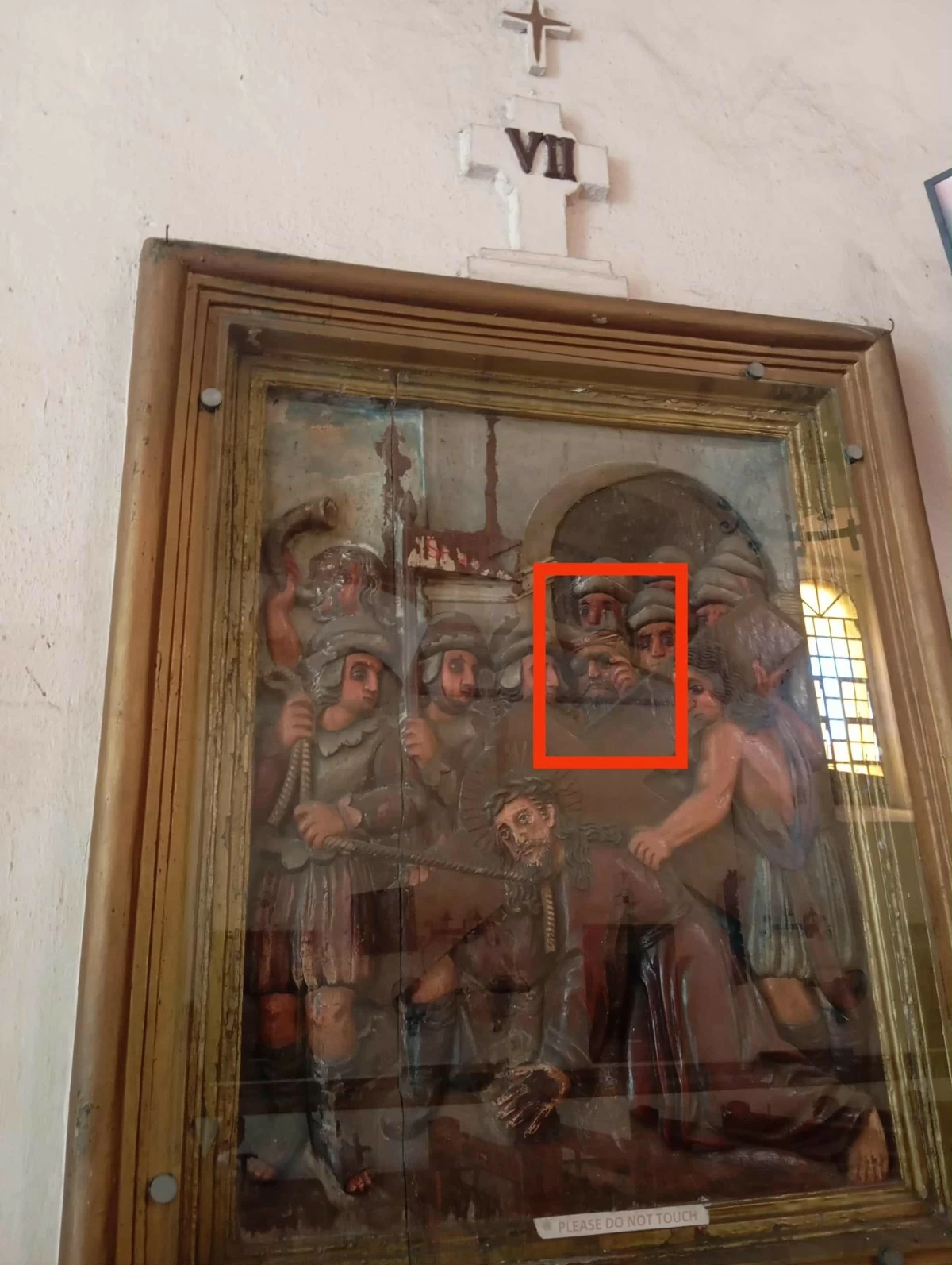 The wooden mural bearing the image of a man on sunglasses (in red square)  (photo by Nel Andrade)