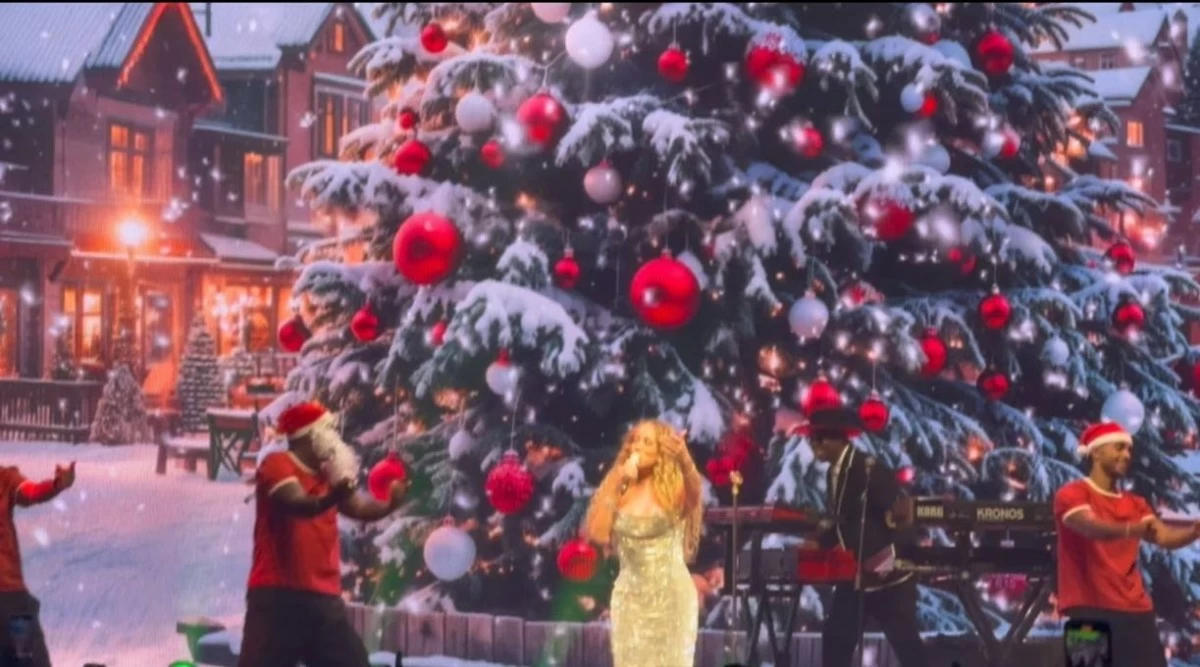 Mariah Carey performs 'All I Want for Christmas Is You' in Manila for the first time