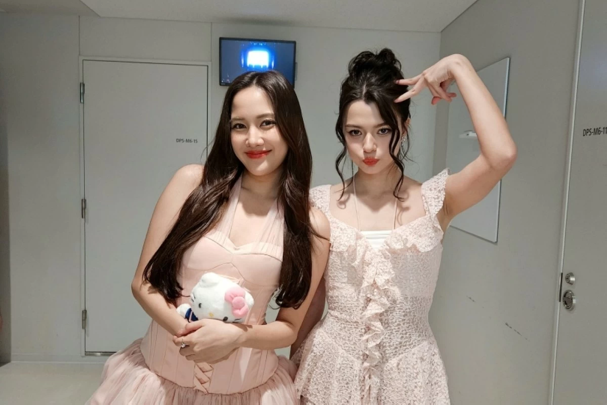 Freen (left) and Becky (X) 