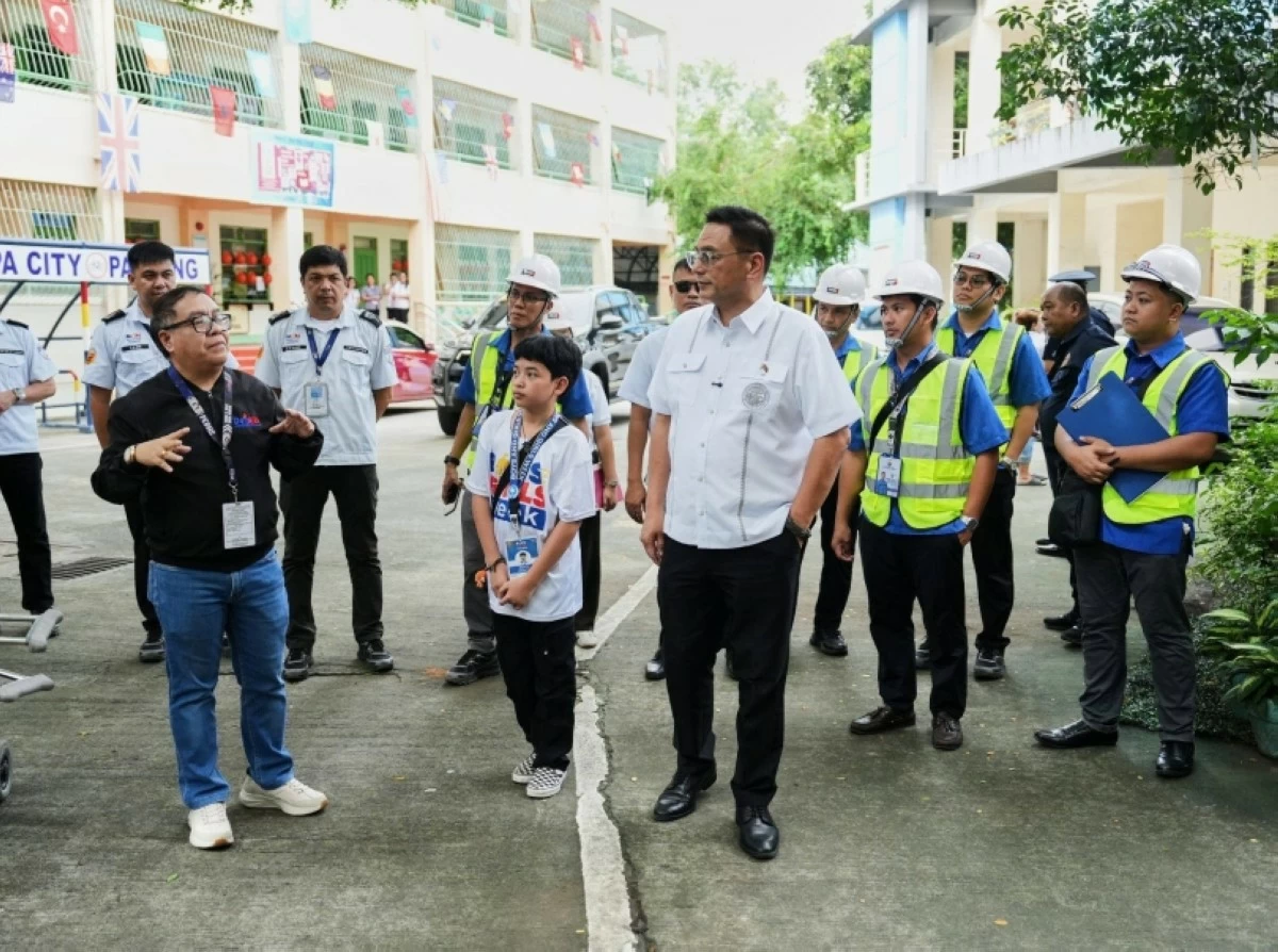 Muntinlupa Mayor Ruffy Biazon inspecting a school (Photo from Mayor Biazon's Facebook account)