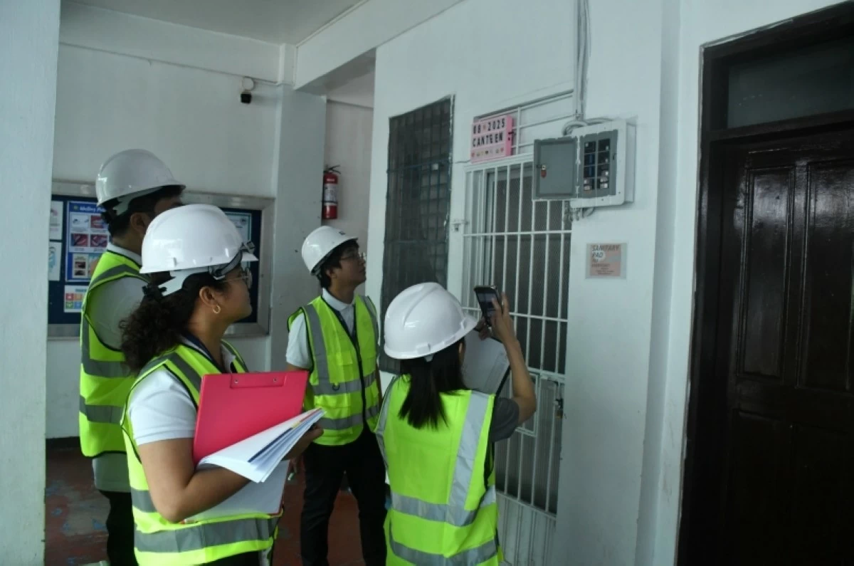 The Muntinlupa City government team inspecting a school (Photo from Mayor Biazon's Facebook account)