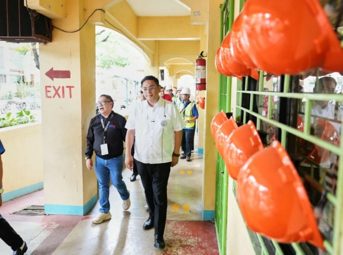 Muntinlupa Mayor Ruffy Biazon inspecting a school (Photo from Mayor Biazon's Facebook account)