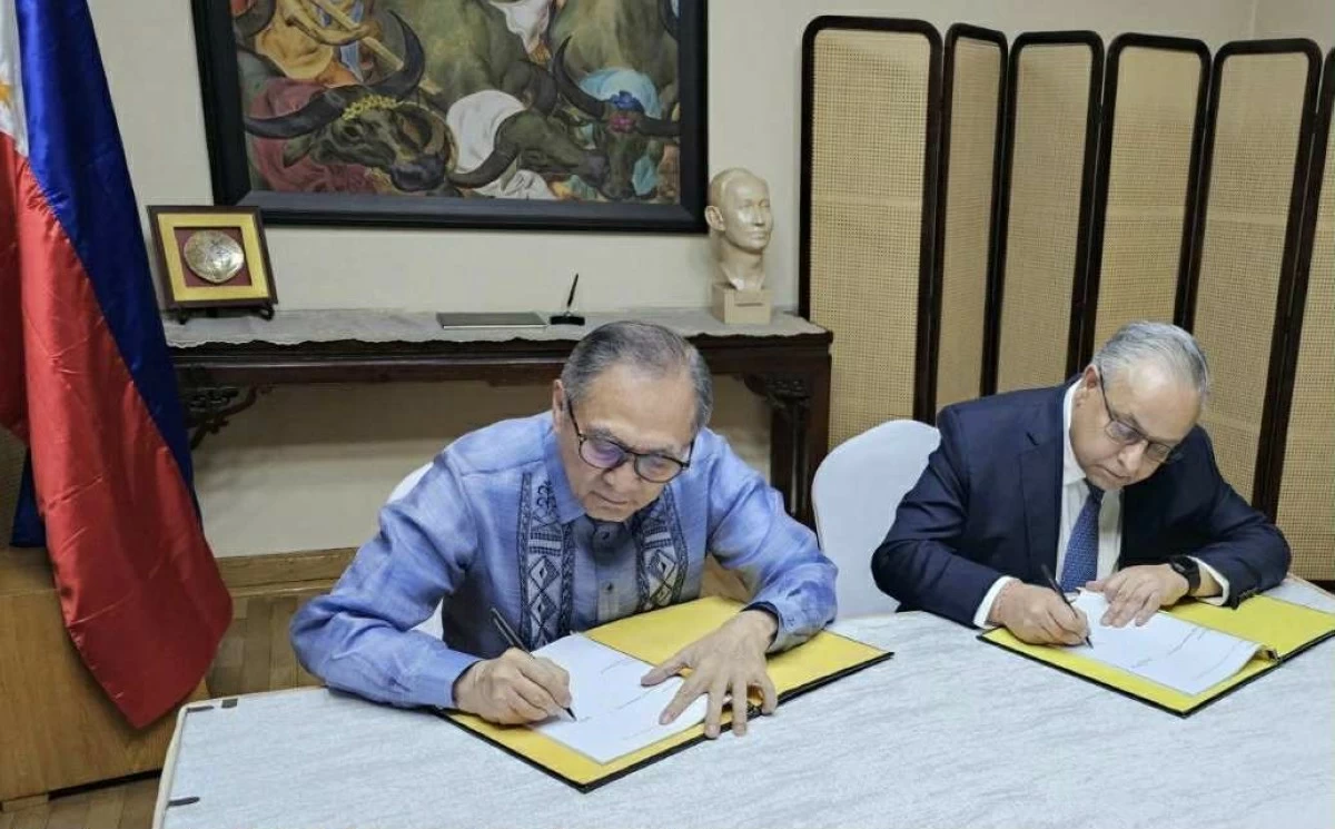 Ambassador Jaime FlorCruz signs the MOA with Mr. Kishen Singh, VFS Global CEO for Mainland China, Hong Kong, and Mongolia. (Photo from the Philippine Embassy in Beijing)