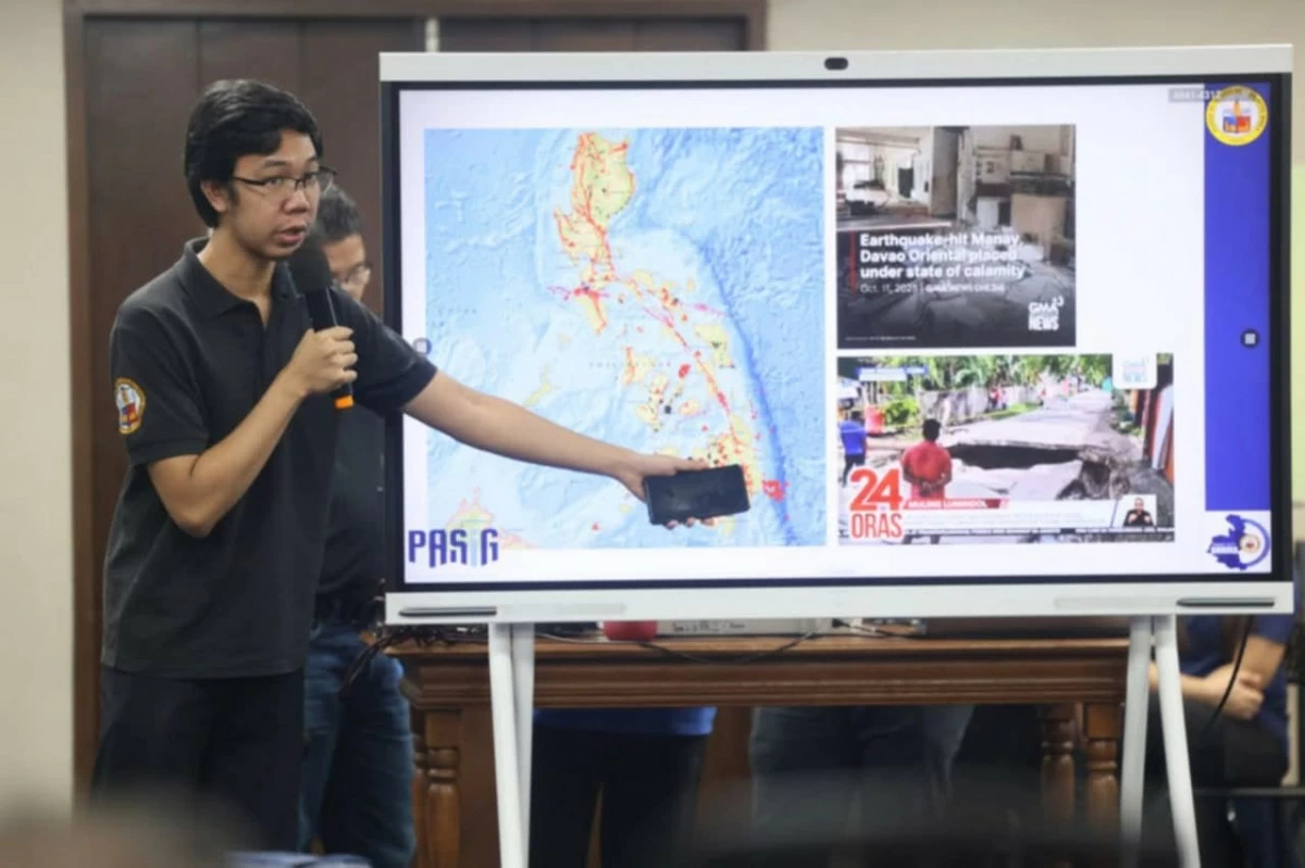 Pasig City Mayor Vico Sotto, together with members of the Disaster Risk Reduction and Management Council and other attendees, during a special meeting on Oct. 15. (Photos from Pasig PIO)