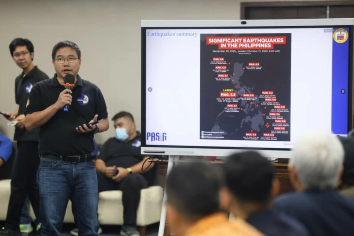 Pasig City Mayor Vico Sotto, together with members of the Disaster Risk Reduction and Management Council and other attendees, during a special meeting on Oct. 15. (Photos from Pasig PIO)
