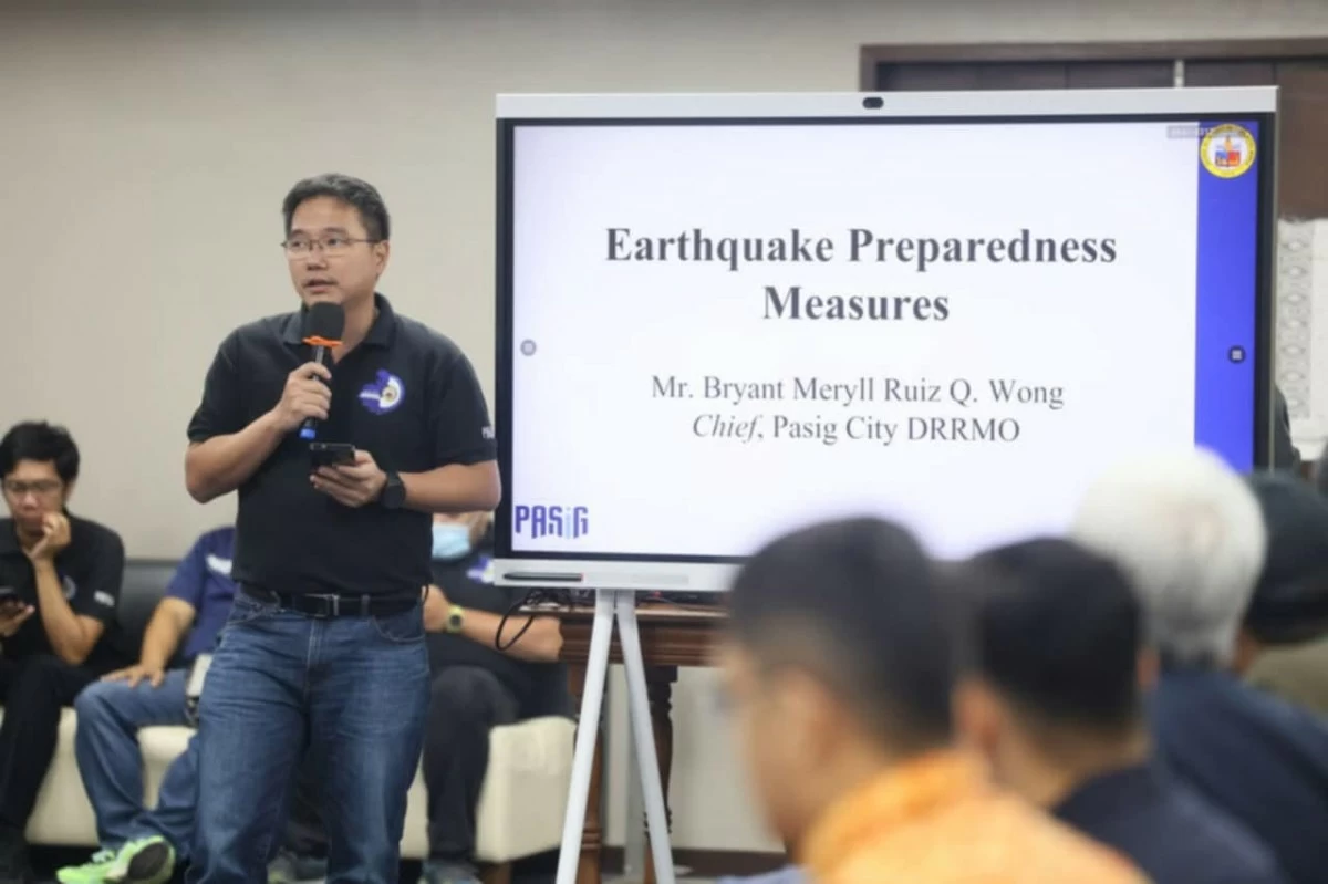 Pasig City Mayor Vico Sotto, together with members of the Disaster Risk Reduction and Management Council and other attendees, during a special meeting on Oct. 15. (Photos from Pasig PIO)