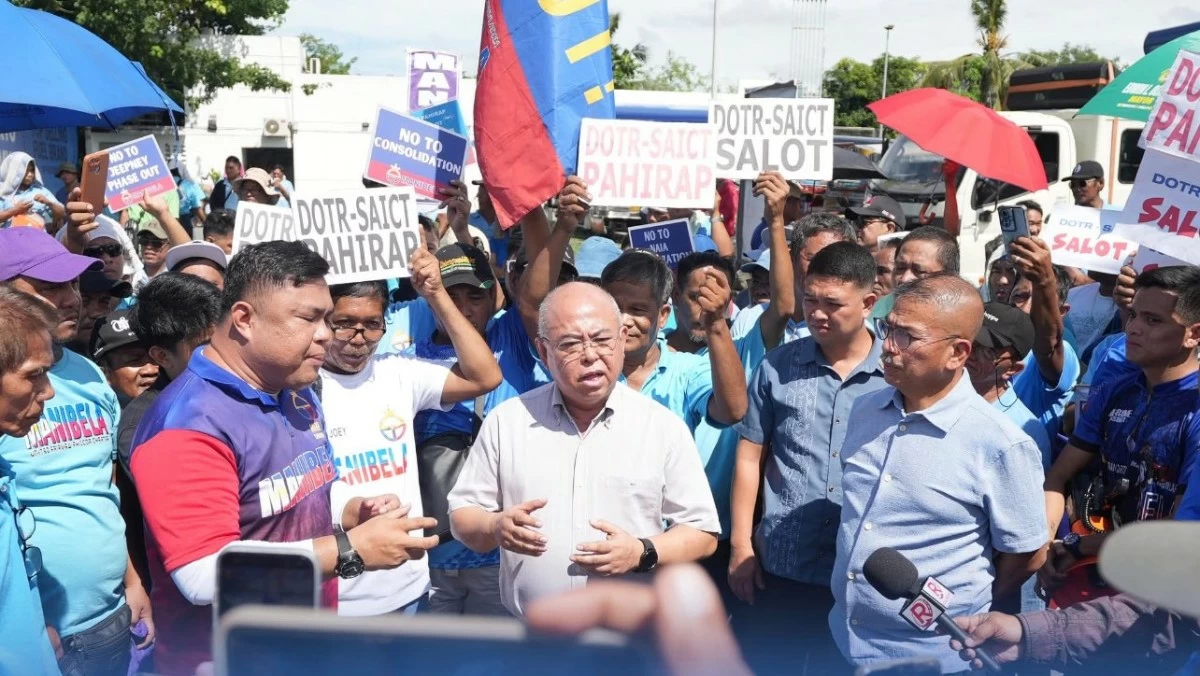 LTFRB chairman Vigor D. Mendoza II holds a dialogue with protesting members of transport group Manibela. (photo: LTFRB) 
