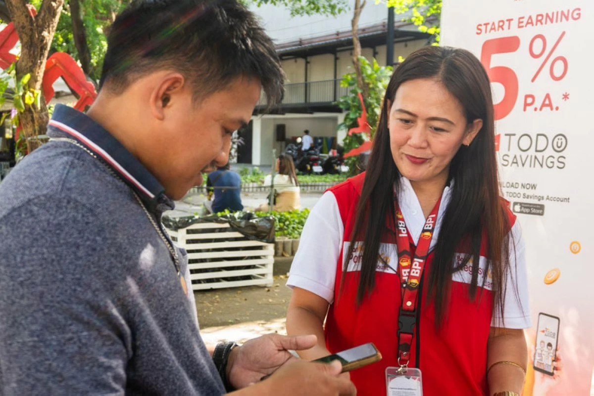 A BanKo ambassador provides personalized service by assisting clients in every step of the account opening to make them part of the financial ecosystem.