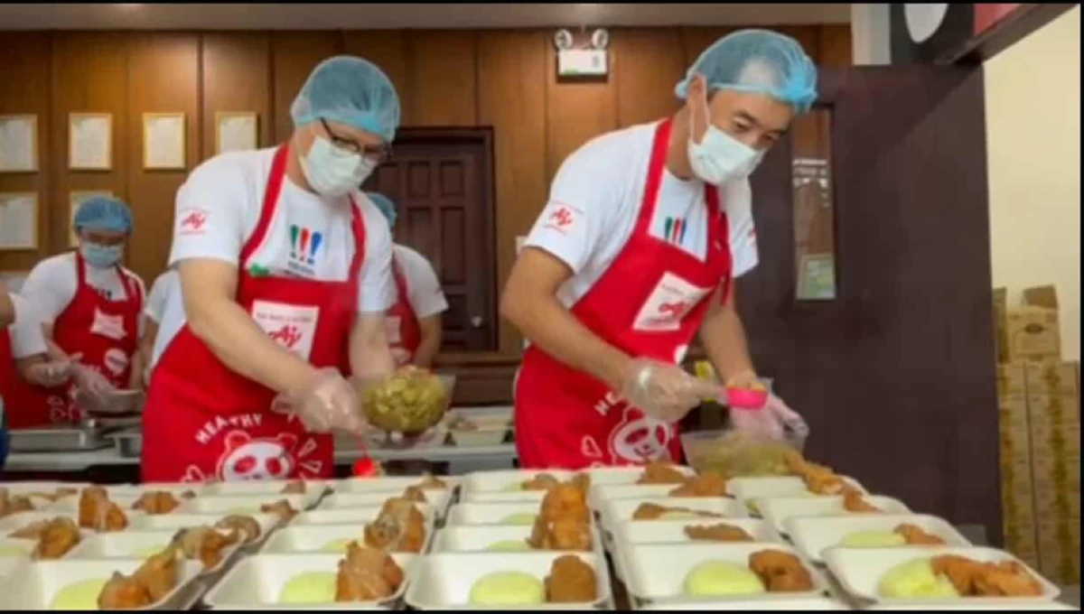 APC President Koichi Ozaki assists with the meal preparations before distribution at San Lorenzo Ruiz Parish, Quezon City.