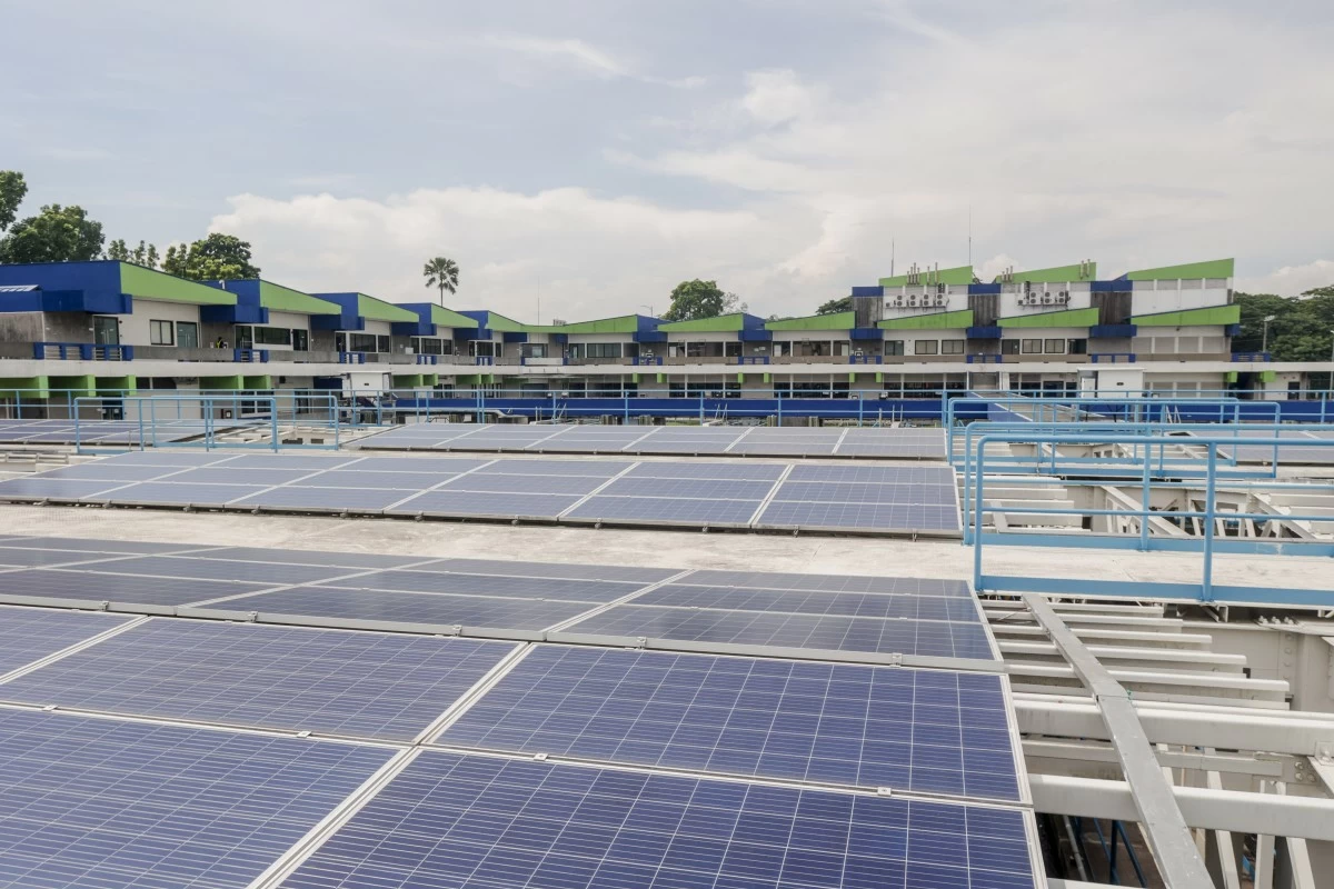 Maynilad’s solar farm within La Mesa compound. The company’s shift to renewable energy (RE) is a key strategy toward achieving carbon neutrality by 2037. It harnesses solar power through two solar farms within La Mesa Compound, which supply energy to its water treatment plants and pumping stations—helping reduce reliance on the grid and fossil fuels. (Maynilad photo)