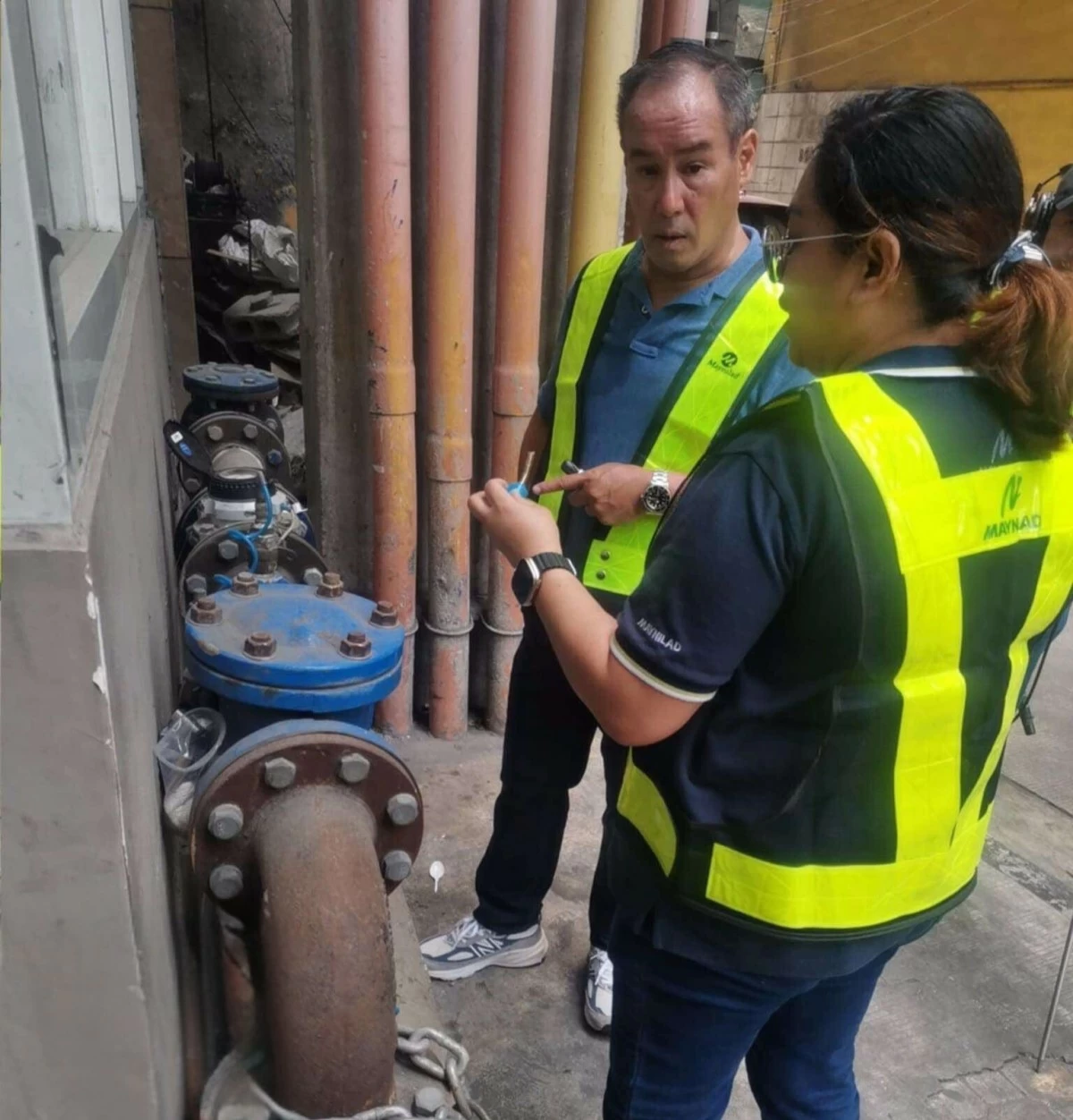 Maynilad Water Services Inc. Chief Operating Officer (COO) Chris Lichauco with another Maynilad employee during the company’s Grand Walk-the-Line initiative. The initiative is part of the company’s efforts to reduce non-revenue water (NRW). An ongoing program, the initiative mobilizes employees from various departments to conduct field inspections where they identify potential leaks, inspect drainage systems, and identify illegal connections. (Maynilad photo)