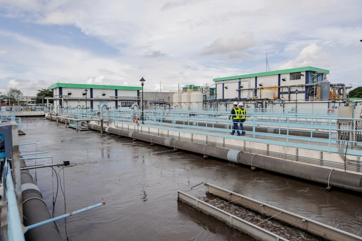 Maynilad’s new water treatment plant. A first in the Philippines, this pioneering initiative converts treated used water into potable water, offering a sustainable solution to augment Metro Manila’s water supply. The facility utilizes a multi-stage treatment process that purifies treated used water to meet the Philippine National Standards for Drinking Water (PNSDW) set by the Department of Health (DOH). (Maynilad photo)