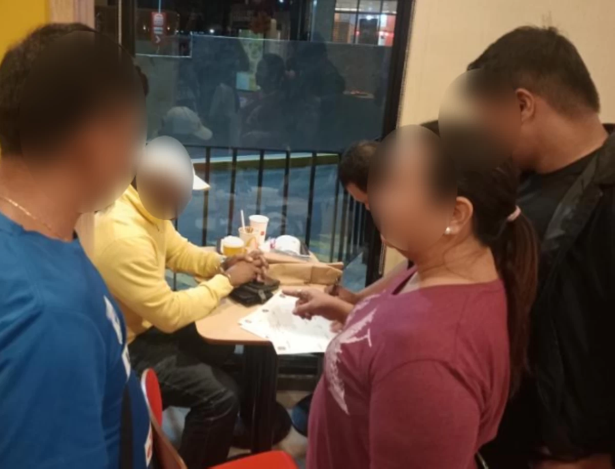 The arrested Nigerian national in a yellow shirt for robbery-extortion (Photo from SPD)