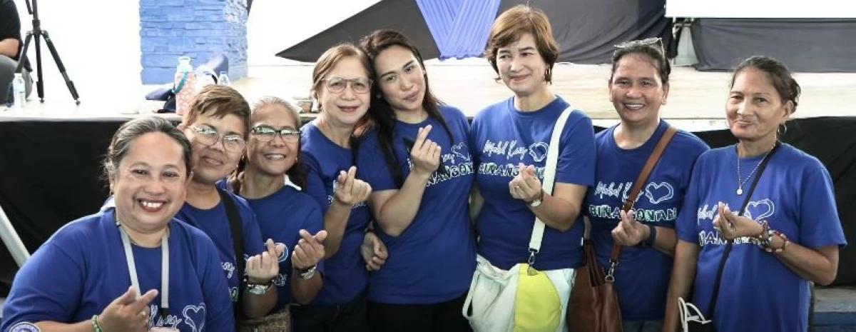 Binangonan Mayor Rhea Ynares (fifth from left) and residents (photo from Mahal Kong Binangonan FB page)