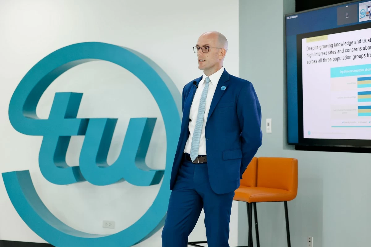 Filipinos seen borrowing more in Q4 on cheaper credit, holiday remittances surge