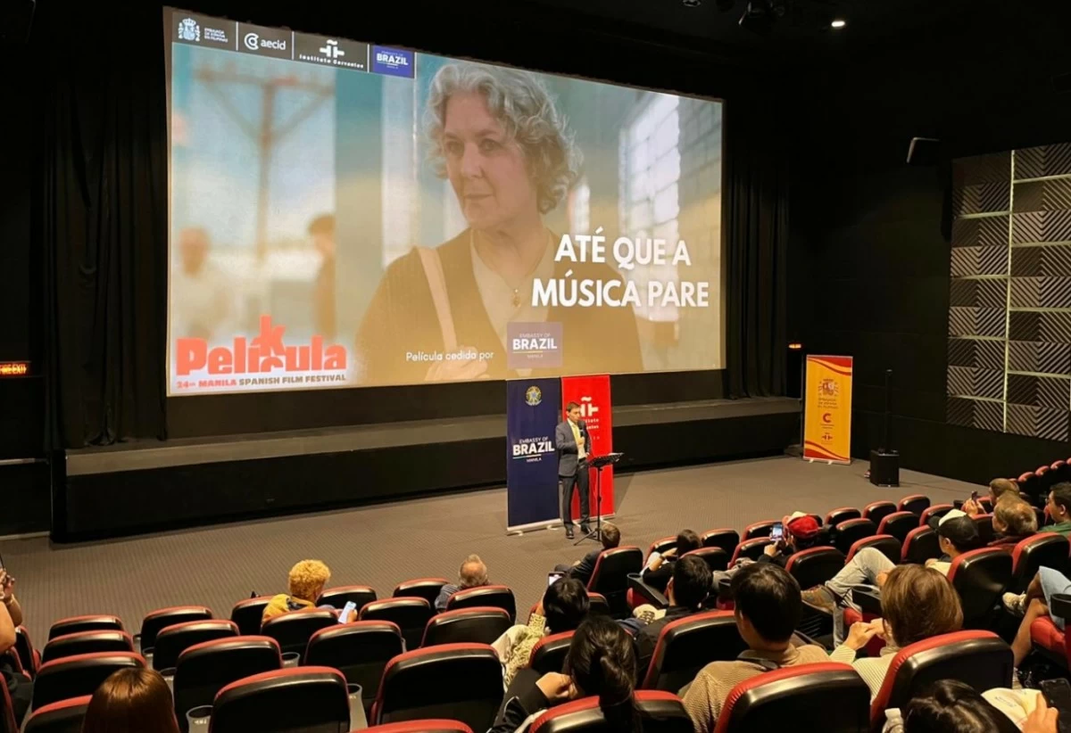 Gerson Gimenes, head of the Cultural Section of the Embassy of Brazil, delivers the welcome message.

