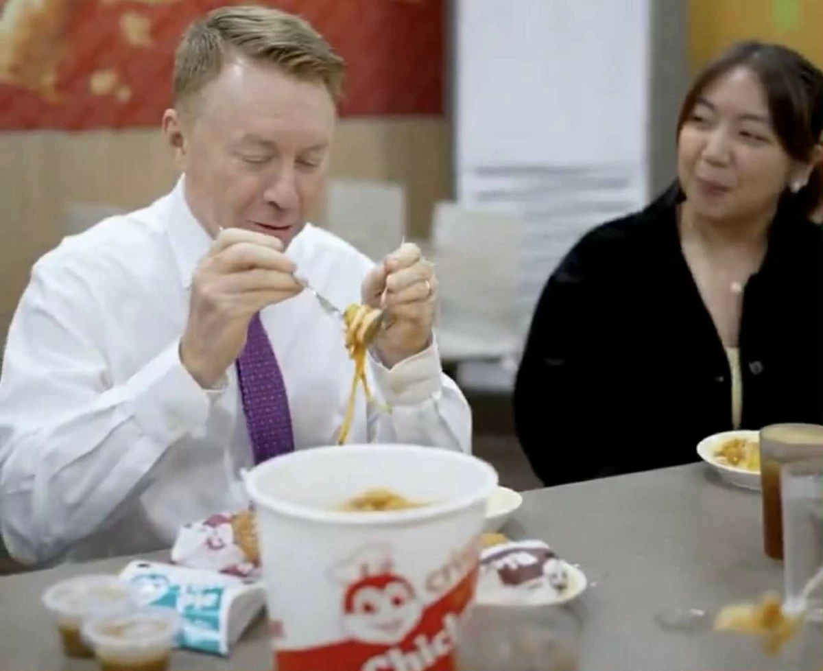 Ambassador Innes-Brown dines in with a female colleague from the Australian Embassy in Manila. (Photo from Amb. Innes-Brown's X account)