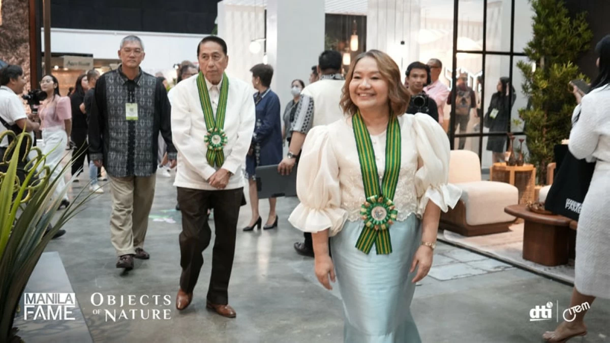 CITEM Executive Director Leah Pulido Ocampo, pictured with PHILEXPORT President Dr. Sergio Ortiz-Luis, Jr., led a tour through the halls of the World Trade Center where Manila FAME 2025 is held.