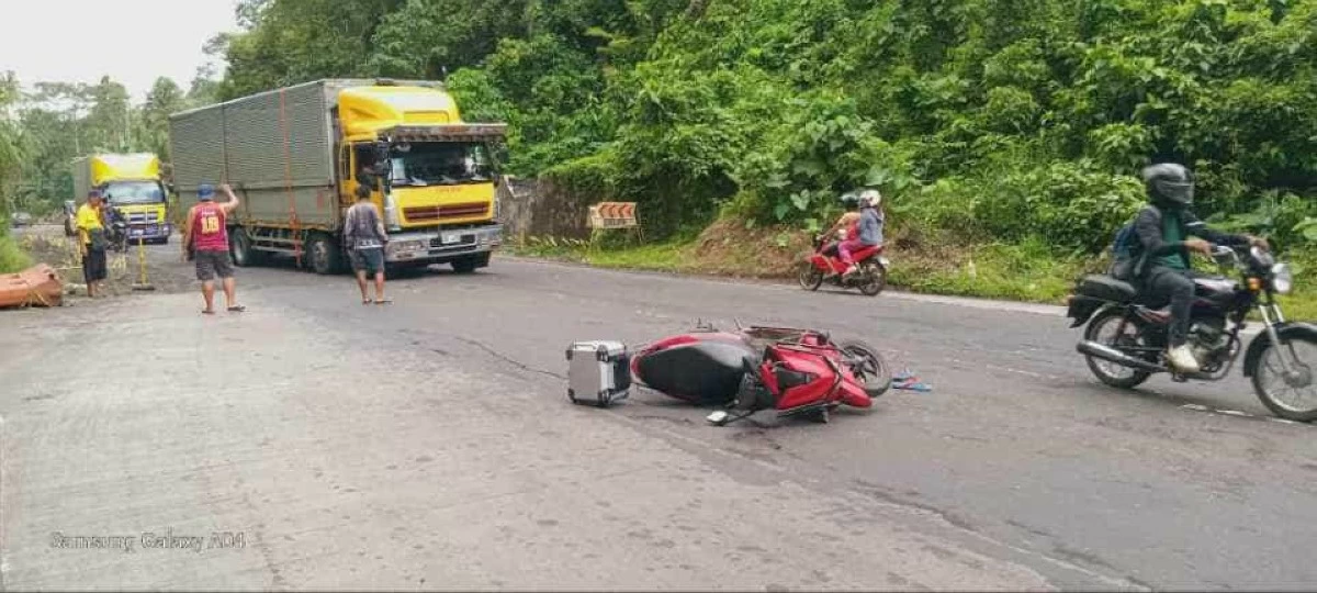 BROADCASTER Noel Samar’s motorcycle is left in the crime scene after he was shot and wounded in Guinobatan, Albay on Monday. (Albay PPO)
