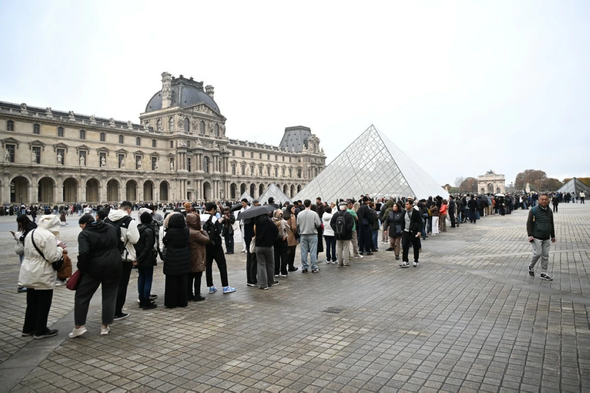 Louvre remains closed one day after jewel heist