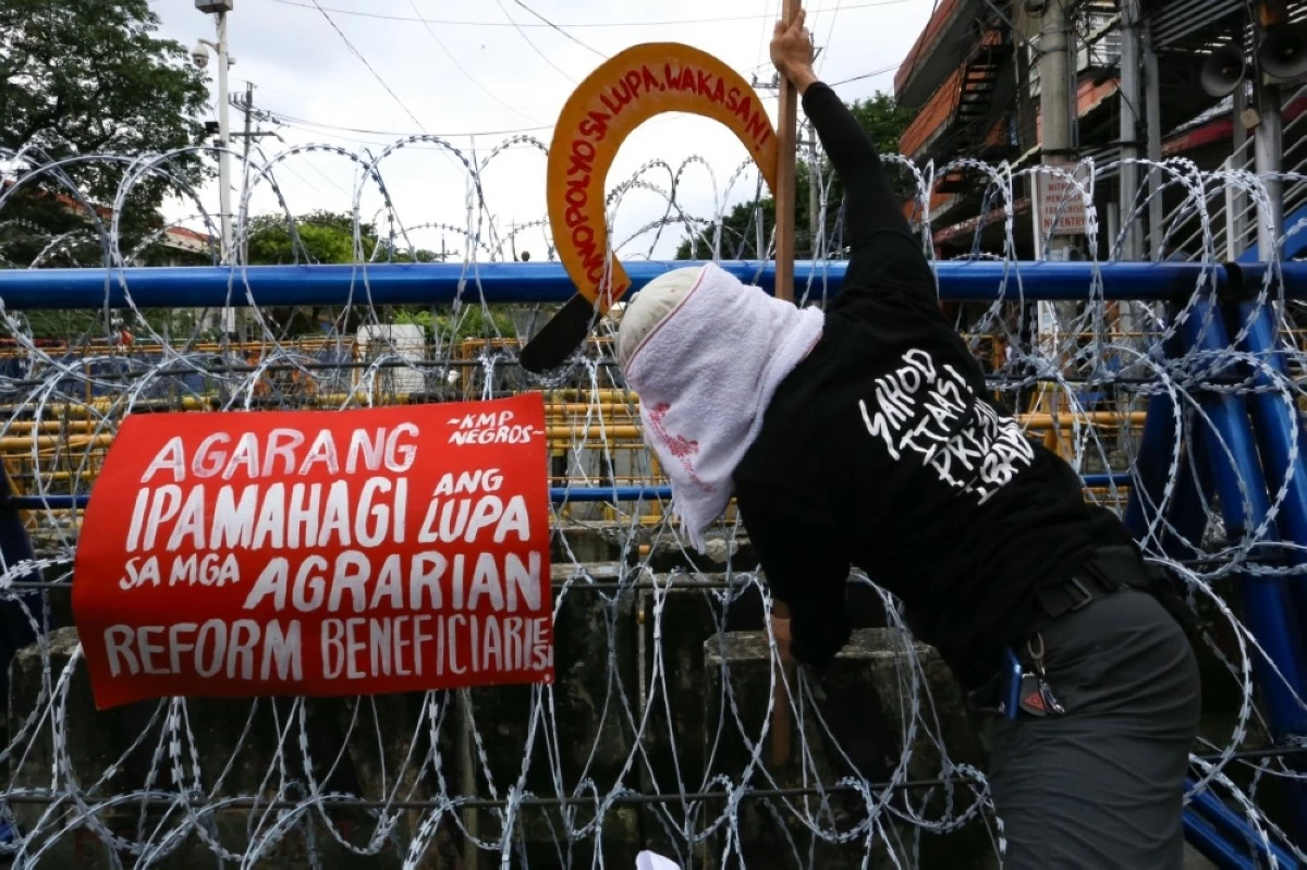 Thousands of farmers under the Kilusang Magbubukid ng Pilipinas (KMP) and its chapters march from Liwasang Bonifacio to Mendiola in Manila City on Tuesday, Oct. 21, 2025, to mark the celebration of Peasant Month and denounce what they describe as the worsening corruption, repression, and neglect of the agricultural sector. Protestors reiterate the call for land, food, and justice and the immediate persecution of all corrupt public officials involved in flood control and farm-to-market road anomalies.