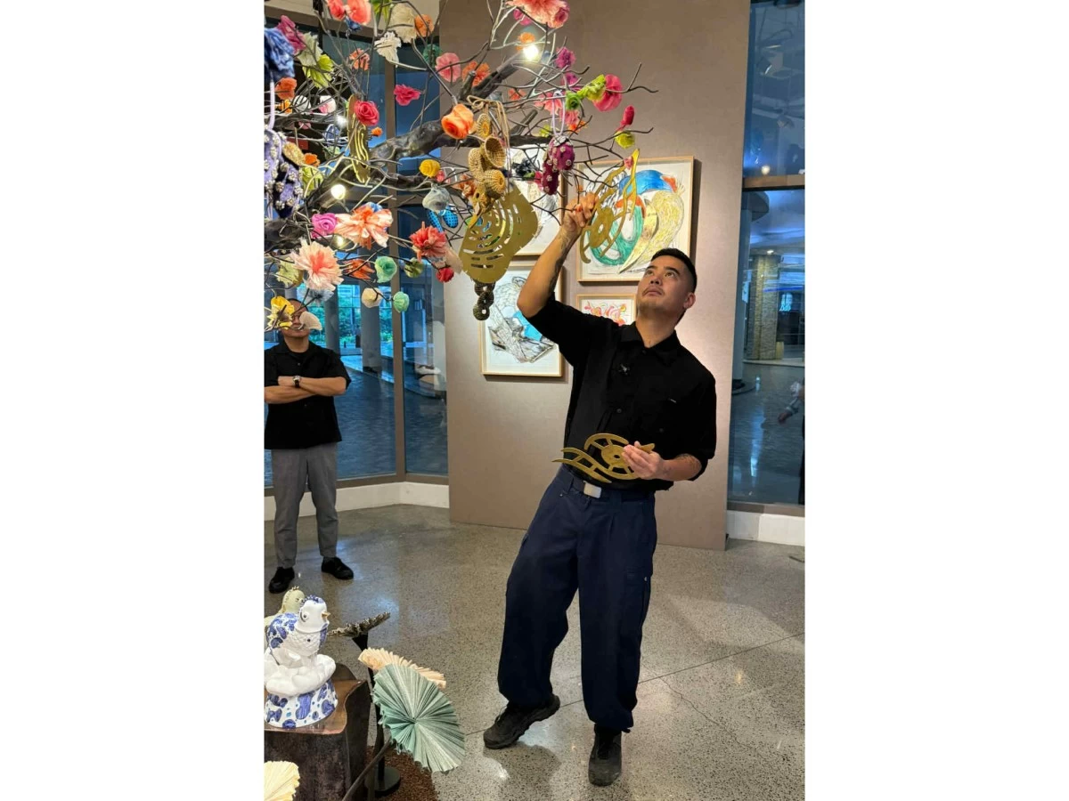 Leeroy New adorning his tree