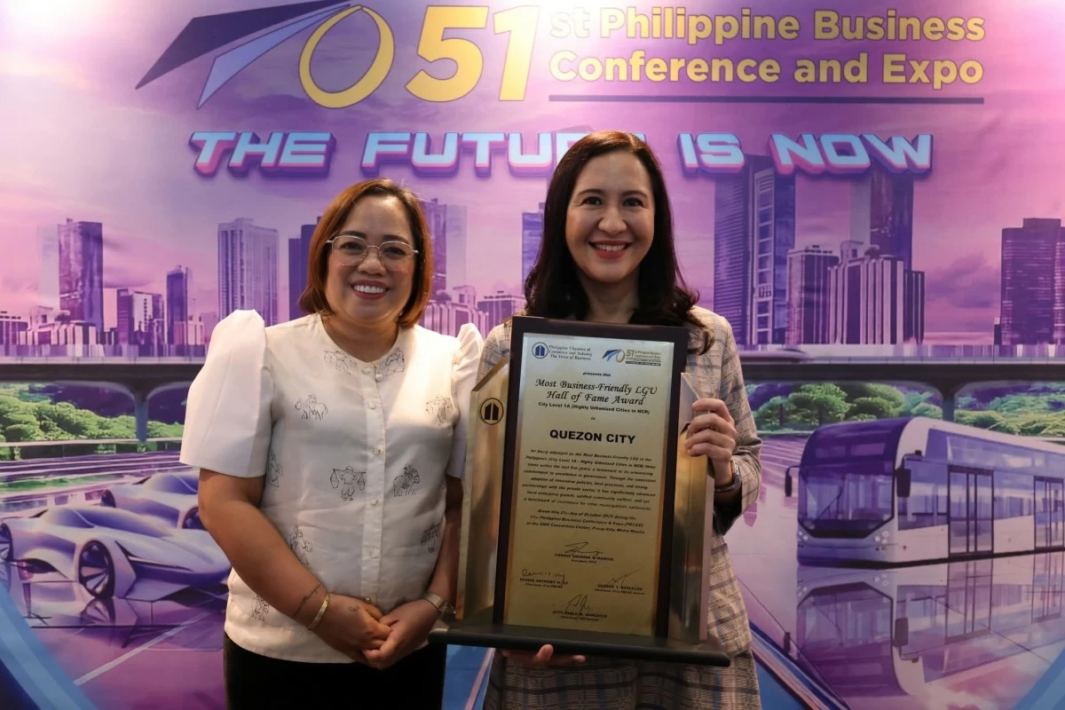 Mayor Joy Belmonte and Margie Mejia, head of the Business Permits and Licensing Department (Quezon City government Facebook page)