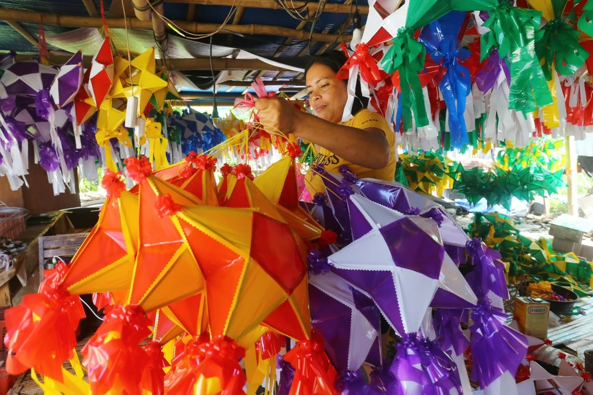 BRIGHT STARS - Members of the Oring Family assemble Christmas lanterns at their shop in Davao City. (Keith Bacongco)
