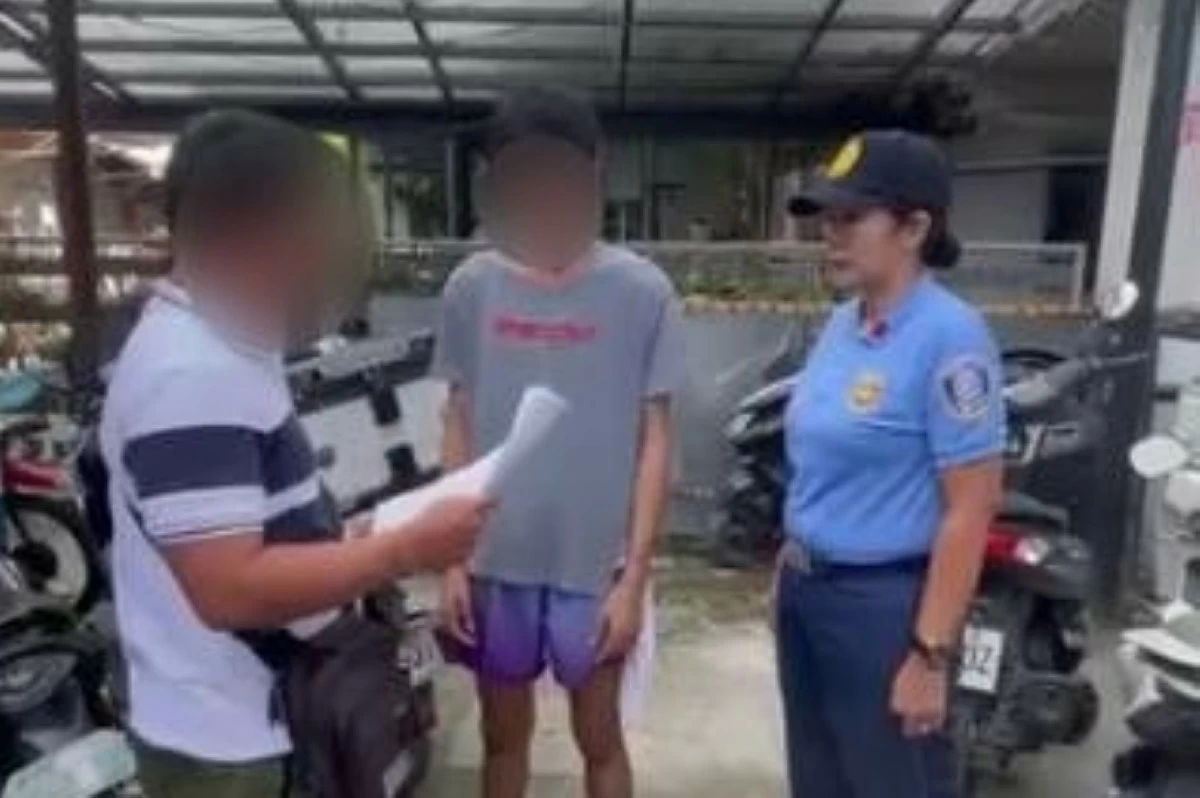 The police with the suspect in Taguig. (Photo from Taguig police / SPD)